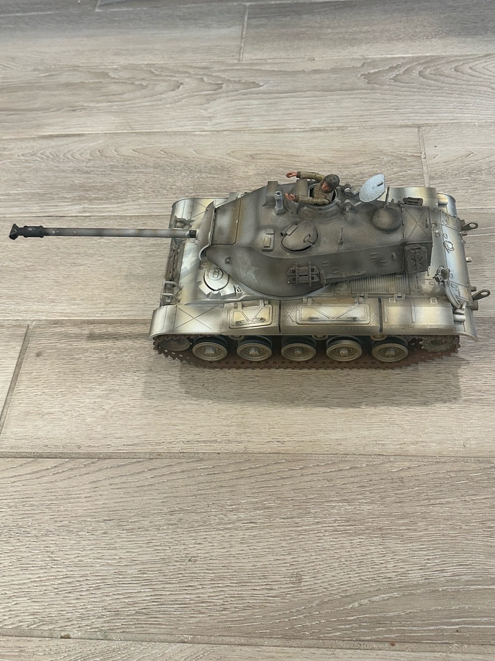 VTG 21st Century Toys XD 1:18 WWII M4 Sherman Tank Winter Whitewash w/ Figure